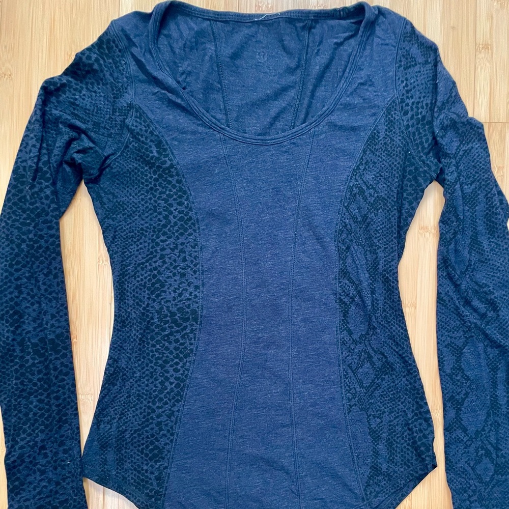Black snakeskin lululemon long sleeve top size 4